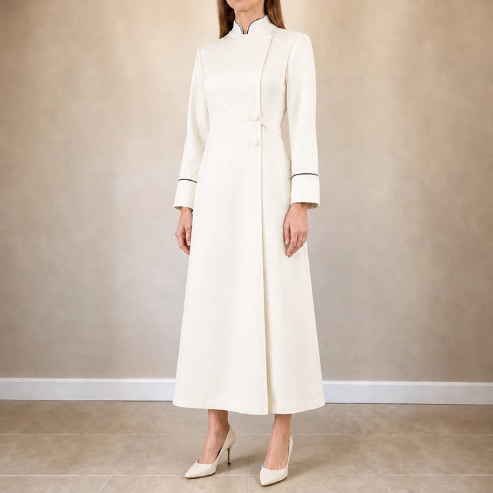 Dames Gewaad met Opstaande Kraag in wit, Elegante Liturgische Jurk