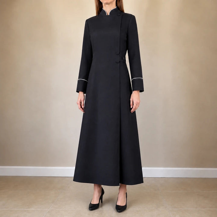 Dames Gewaad met Opstaande Kraag in zwart, Elegante Liturgische Jurk